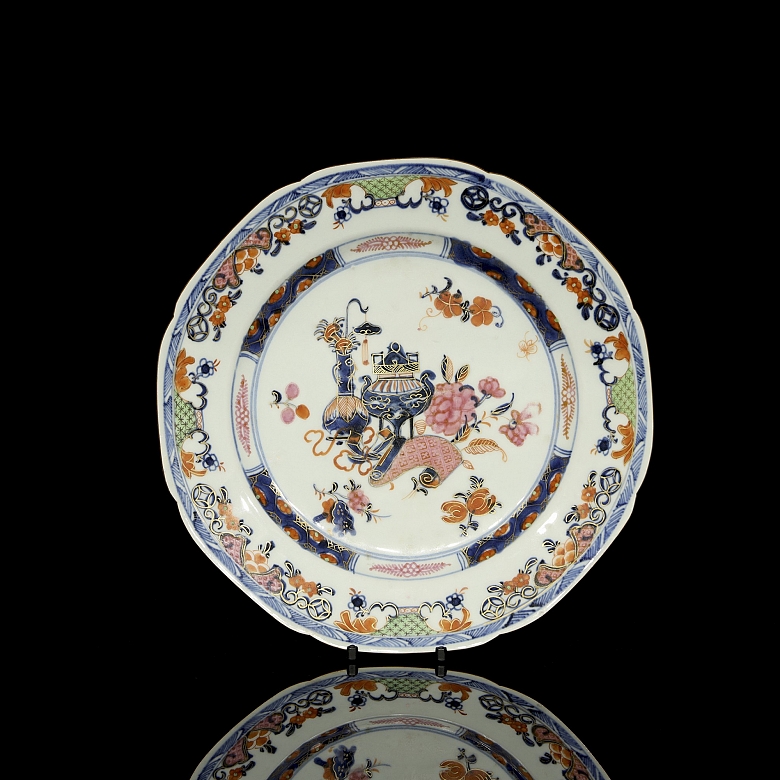 Imari-style porcelain dish ‘Auspicious Emblems’, Qing dynasty