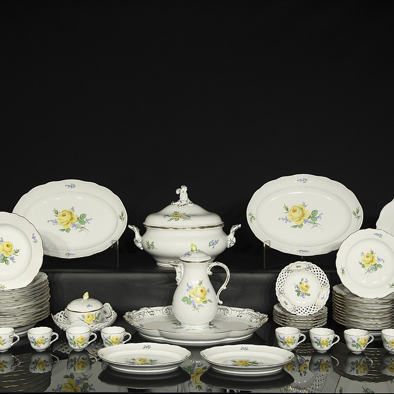 Meissen tableware ‘Yellow Rose and Forget-me-not’