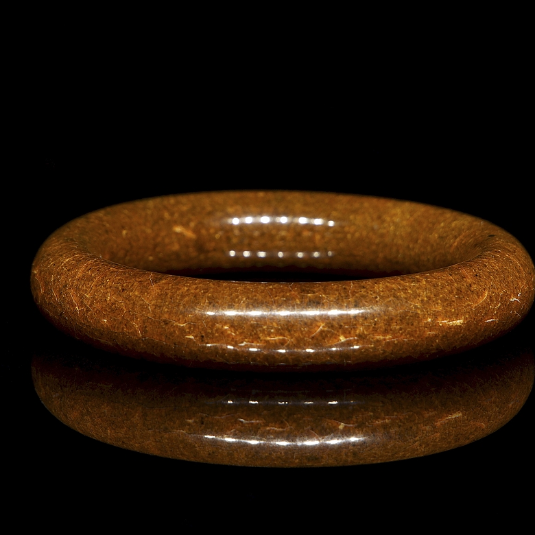 Brazalete tallado de tonalidad ámbar, s.XX