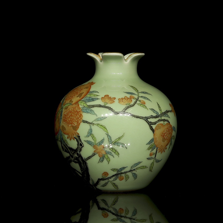 Glazed porcelain vase ‘Pomegranates’, with Qianlong Seal - 2