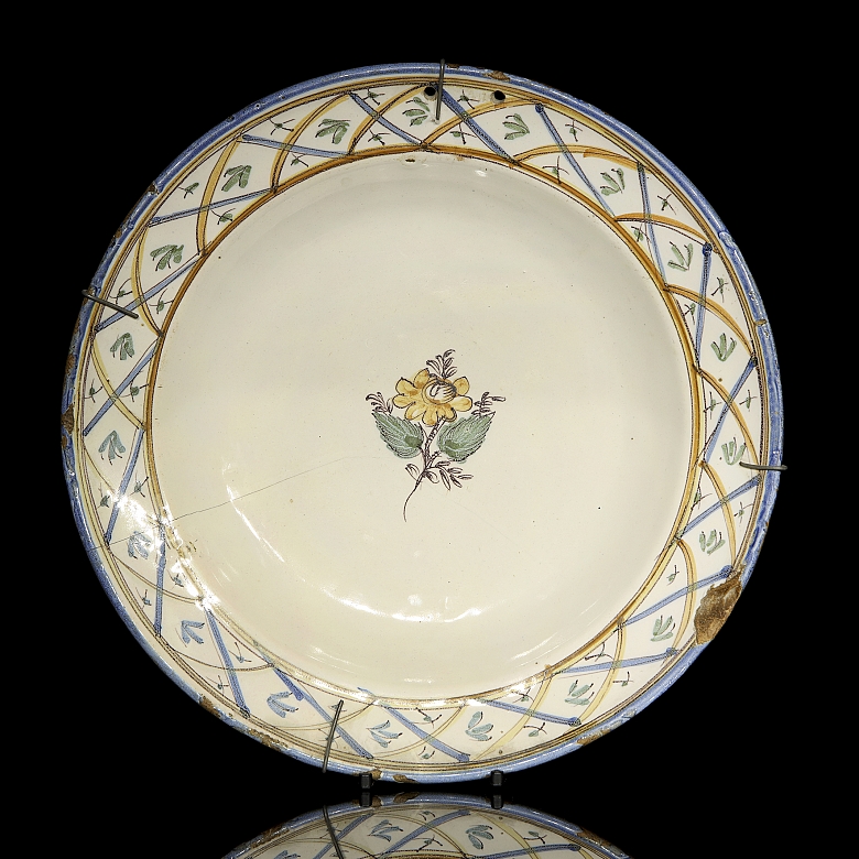 三件彩釉陶瓷盘，20世纪