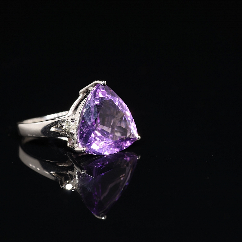 Ring with amethyst and diamonds in 18k white gold.
