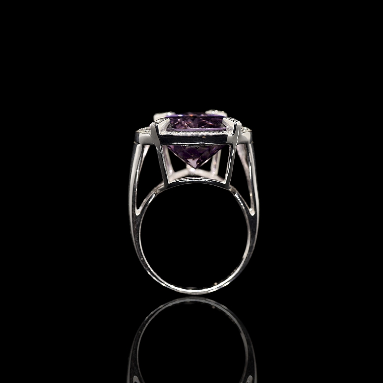 Anillo en oro blanco de 18 kt con una amatista y diamantes