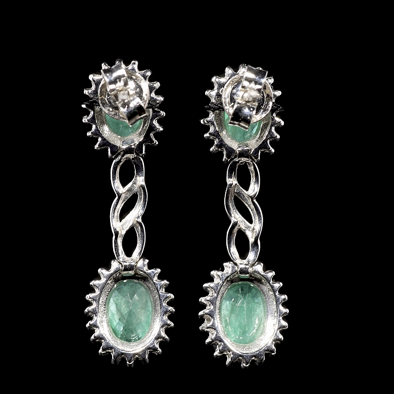 Pareja de pendientes con diamantes y esmeraldas, en oro blanco 18K