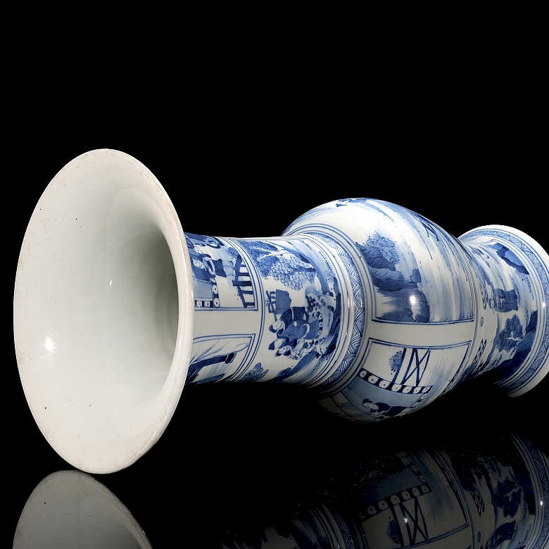 Jarrón azul y blanco en forma de ventana con patrones de figuras.  dinastía Qing