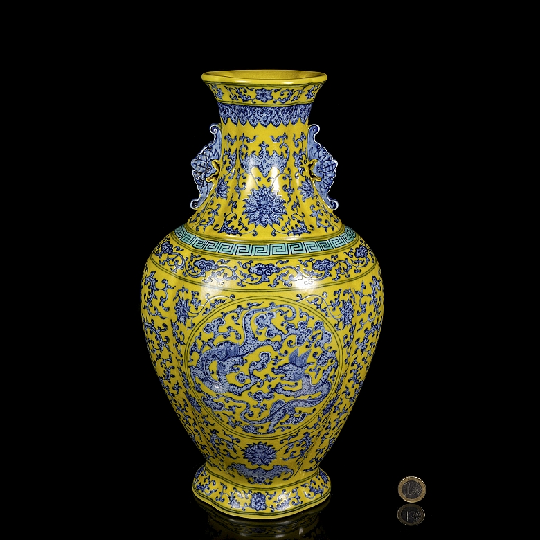 Jarrón de porcelana en azul y amarillo 