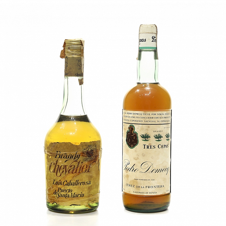 Dos botellas de brandy “Chevalier” y “Tres Cepas”