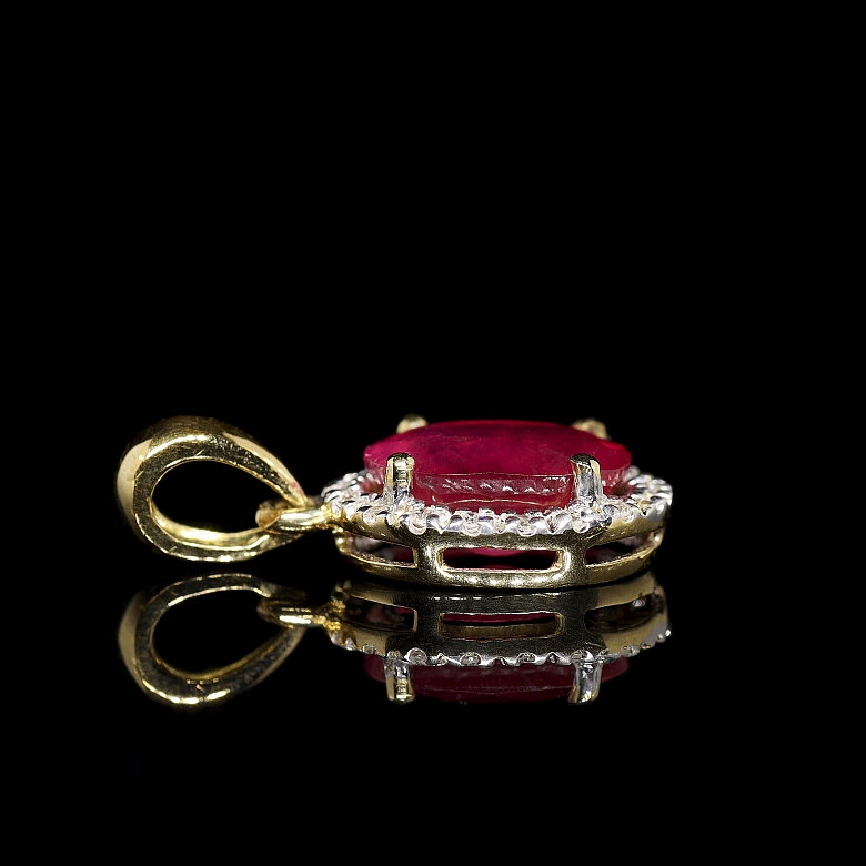 Colgante en oro amarillo de 18 kt con rubí y diamantes