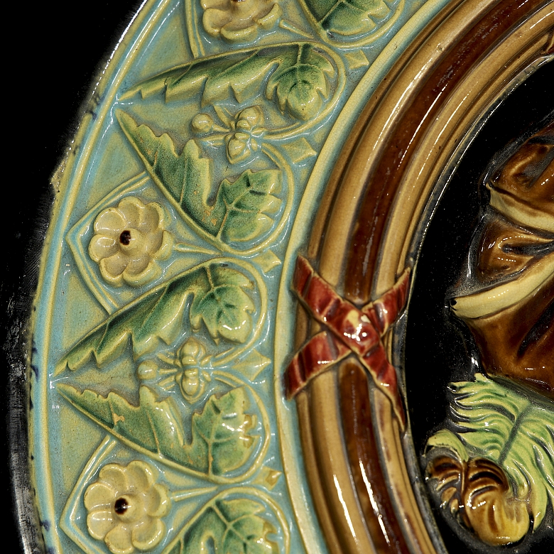 Large majolica portrait dish, 19th century - 3