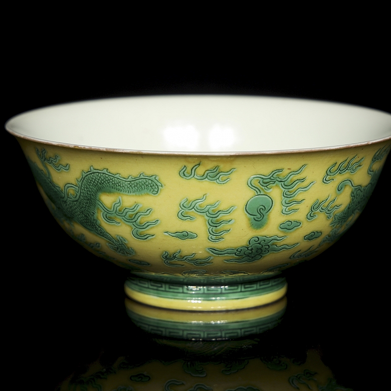 Cuenco de porcelana policromado 