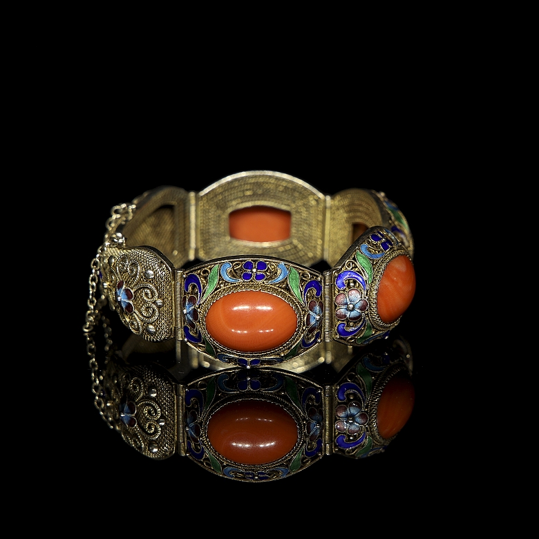 Pulsera de plata dorada con coral y esmaltes, dinastía Qing