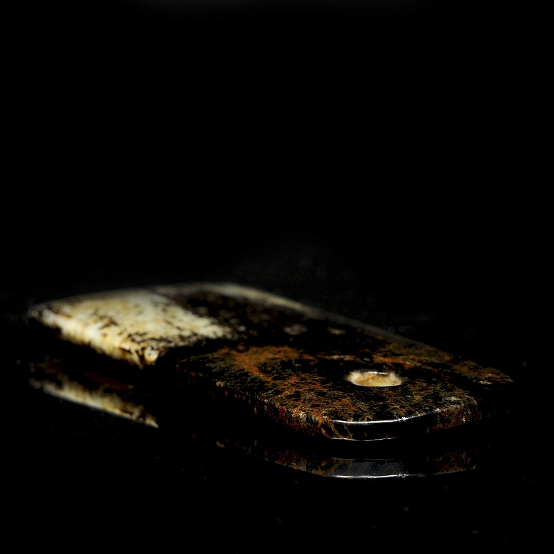 Ornamento de jade tallado, cultura arqueológica