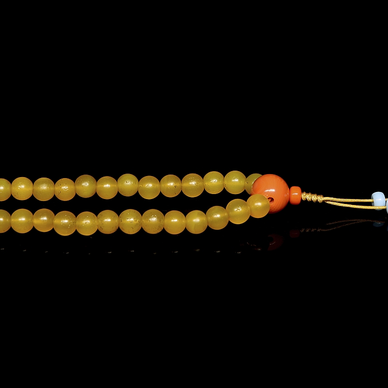 Collar de ciento ocho cuentas de ágata amarilla, dinastía Yuan