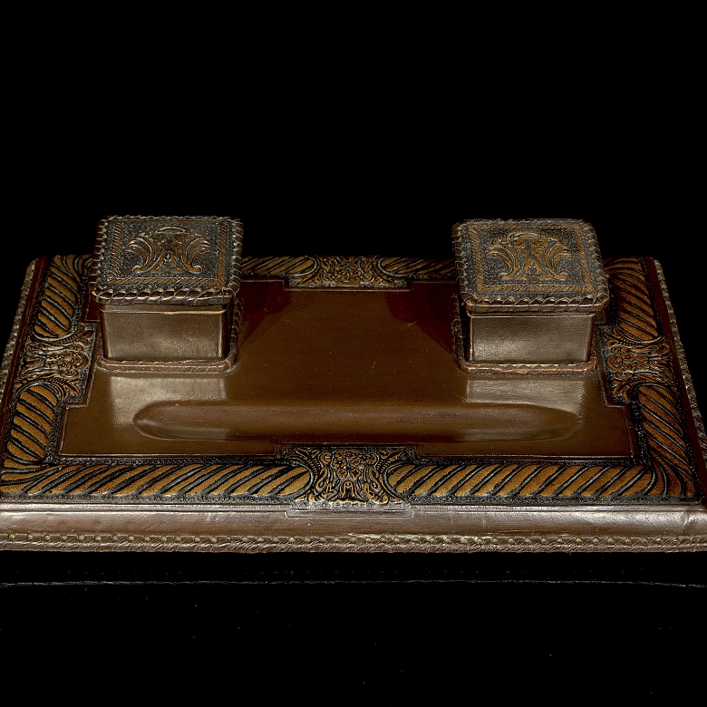 Escribanía de cuero repujado, pps. s.XX - 4