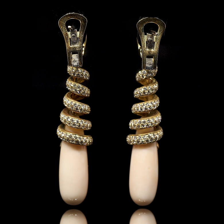 Pendientes largos de oro amarillo de 18K con diamantes y coral rosa - 1