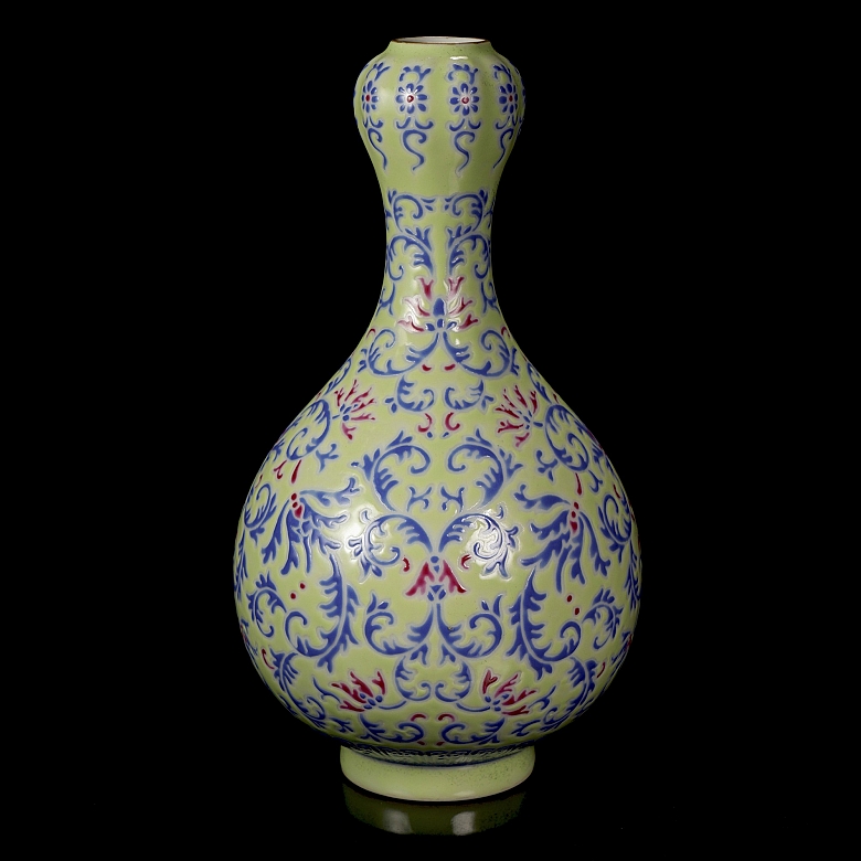 Jarrón de porcelana con esmalte familia rosa 