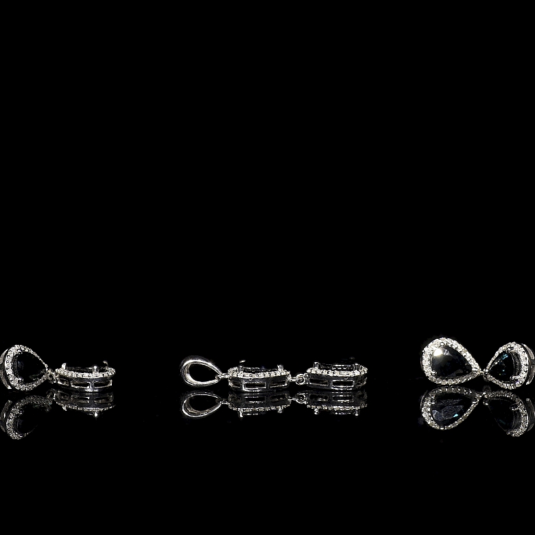 Conjunto de pendientes y colgante en oro blanco 18k con zafiros y diamantes