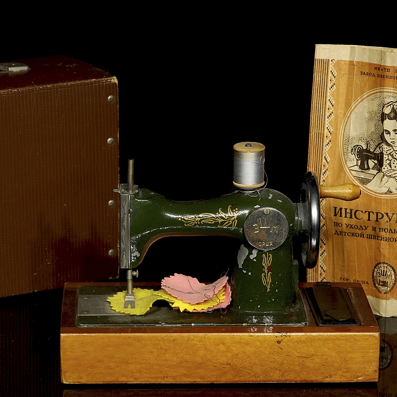 Máquina de coser de juguete soviética ZŠM Orsha, ca. 1950-1960