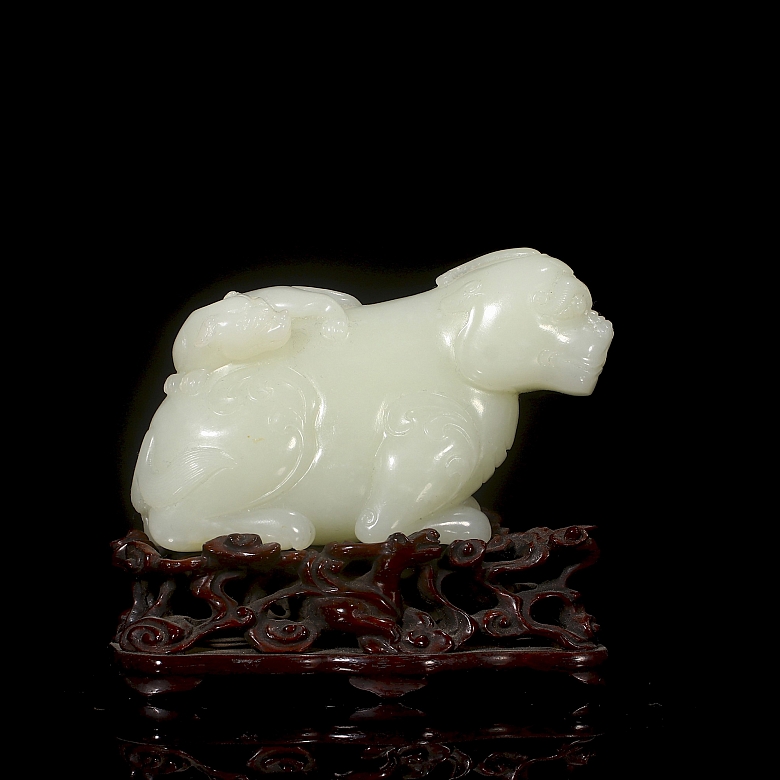 Hetian jade figure “Beast with Cub,” Qing dynasty