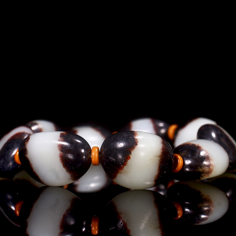 Bracelet with nine black and white Hetian jade beads, Qing dynasty
