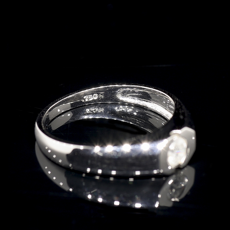 Solitario de oro blanco de 18K con diamante