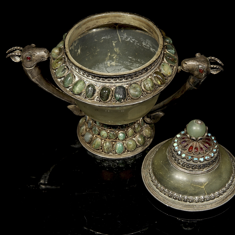Recipiente ritual de jade, plata y gemas preciosas, Tíbet, s.XIX