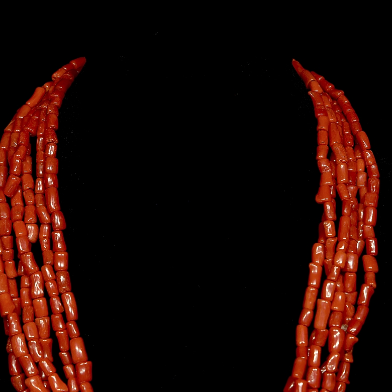 Collar de oro amarillo de 18k con cuentas de coral