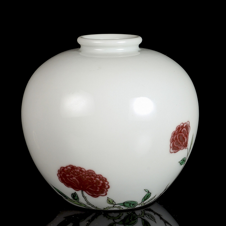 Glazed porcelain Zun vessel ‘Roses’, with Kangxi mark