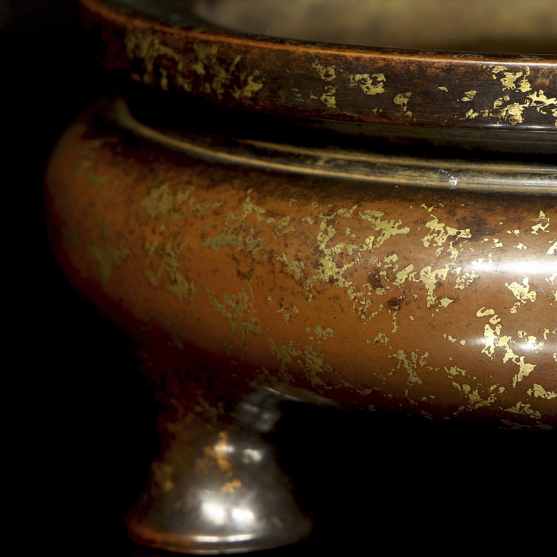 Extraordinario incensario de bronce con salpicaduras de oro, dinastía Ming