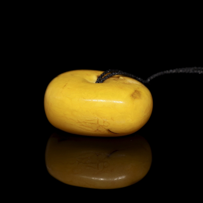 Circular amber bead, Tibet, Qing dynasty