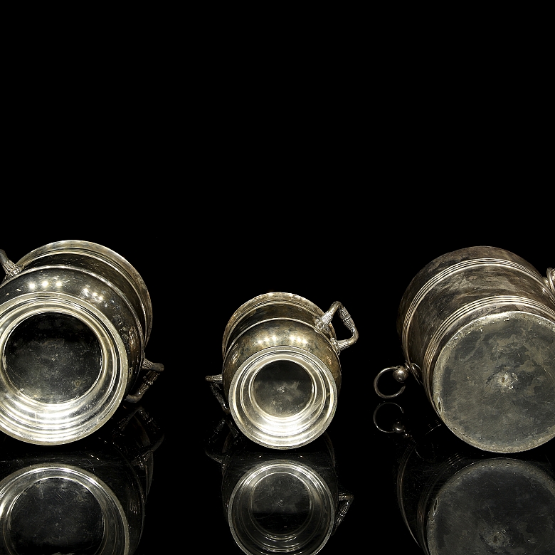 Tres cubiteras de metal plateado, s.XX
