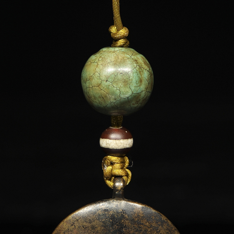 Antiguo colgante astrológico de bronce y turquesa, Tíbet