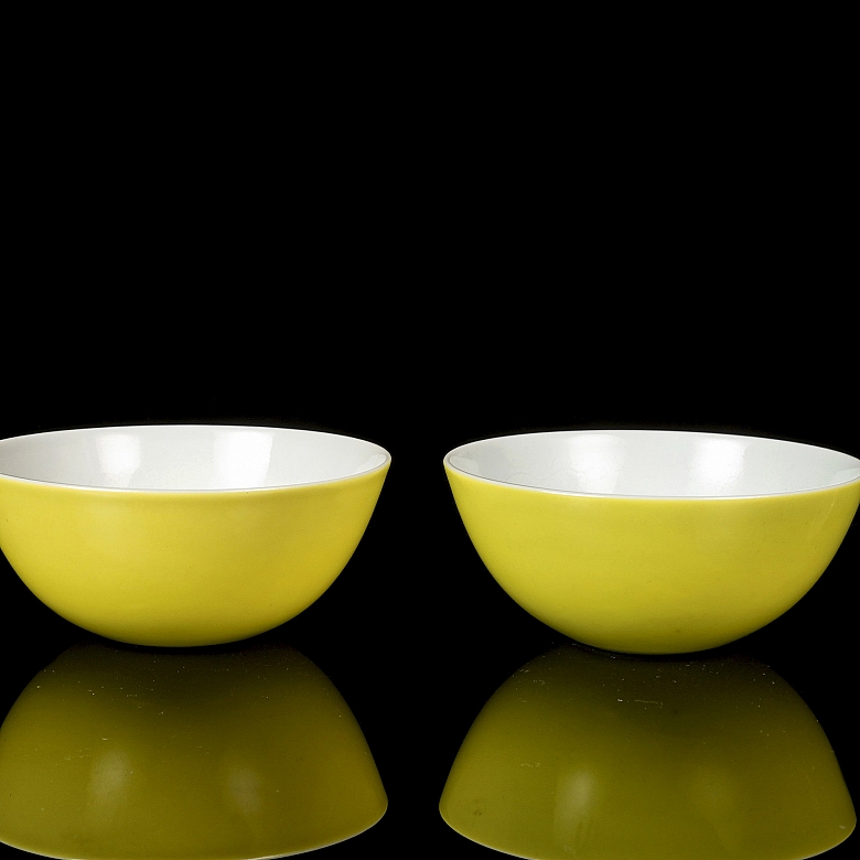 Pair of cups with lemon yellow enamel, marked Yongzheng