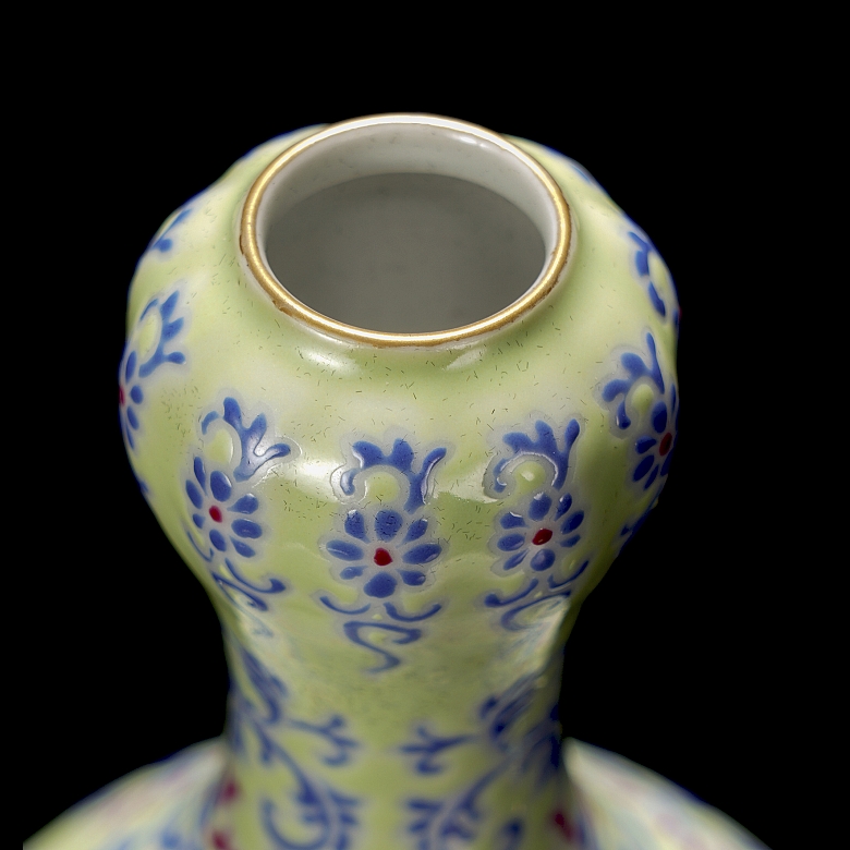 Jarrón de porcelana con esmalte familia rosa 