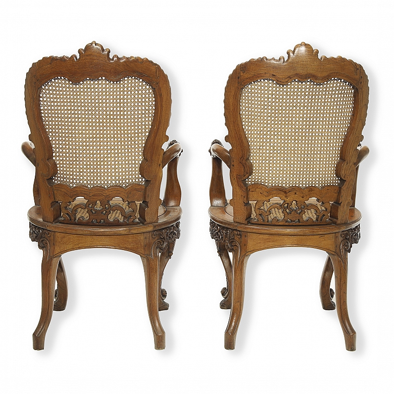 两把路易十五风格的藤编扶手椅，19世纪