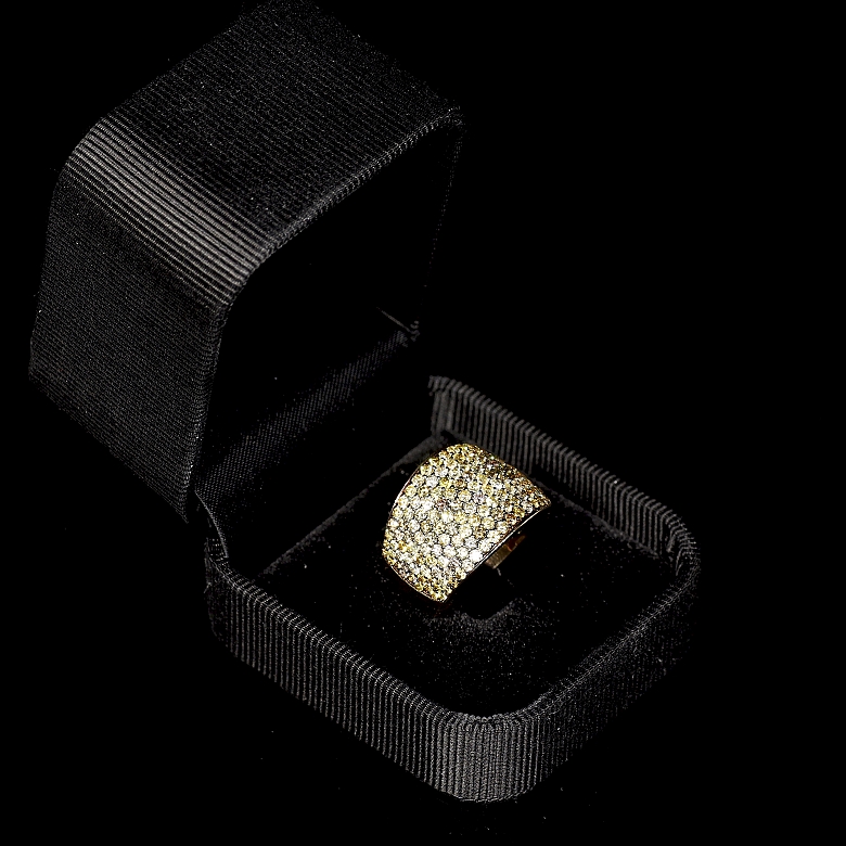 Sortija de oro rosa de 18K con pavé de diamantes Fancy Yellow