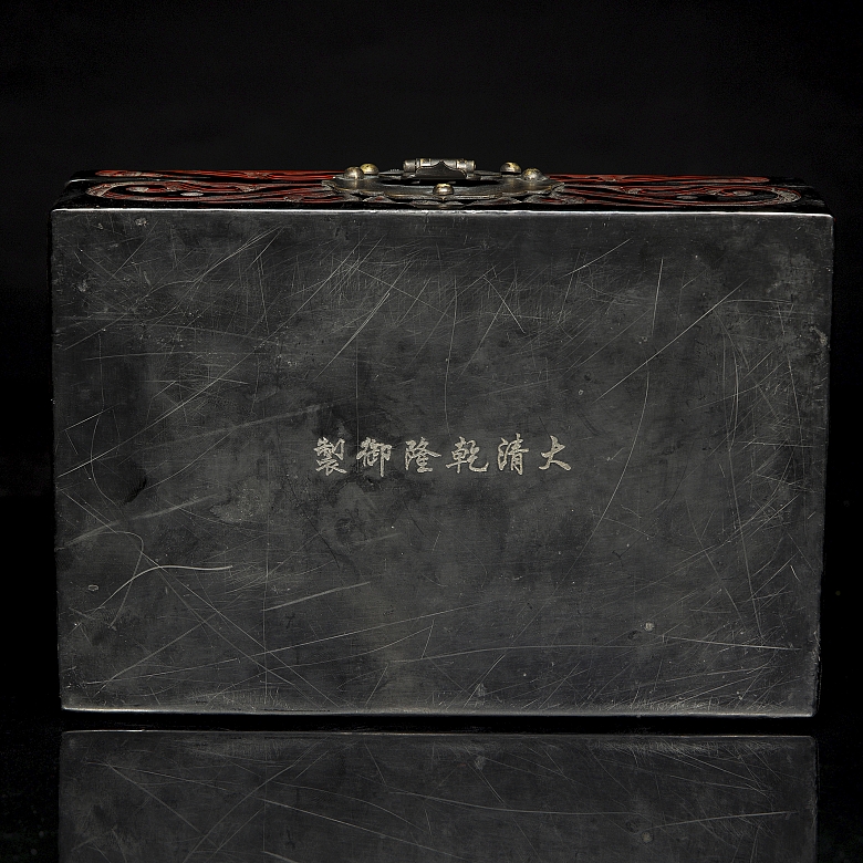 Lacquered wooden box ‘‘Scrolls’’, with Qianlong seal - 4