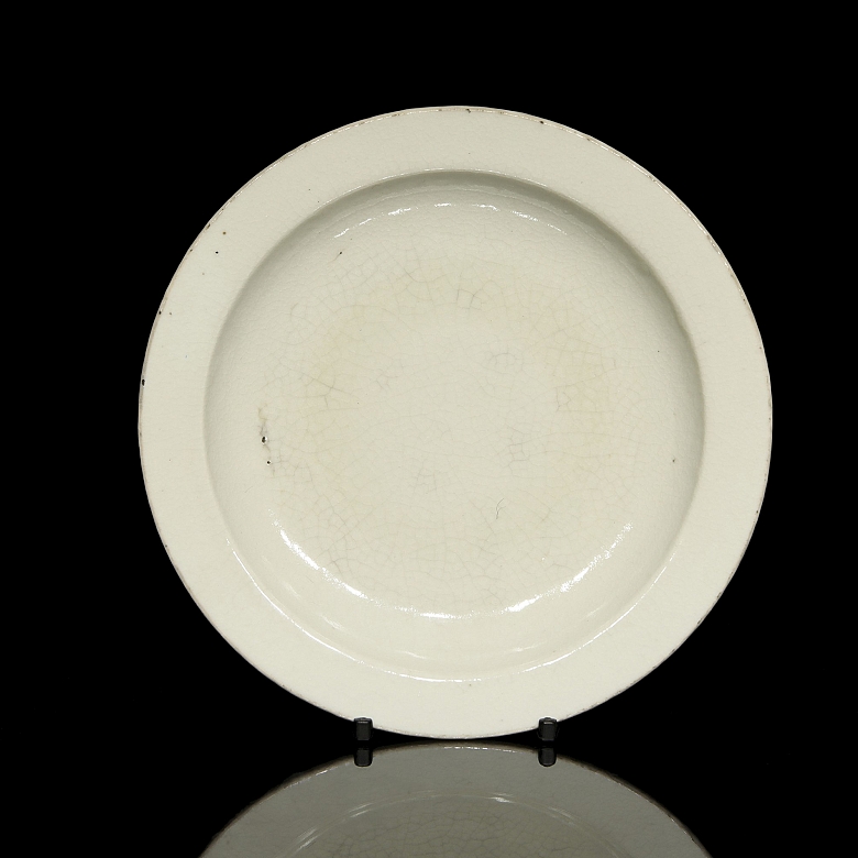Plato de cerámica con vidriado blanco, dinastía Qing