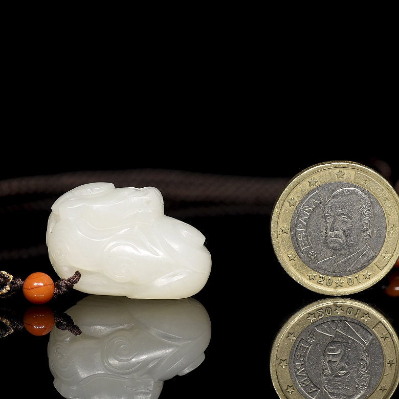 Colgante de jade blanco “Dragón enroscado”, s. XX