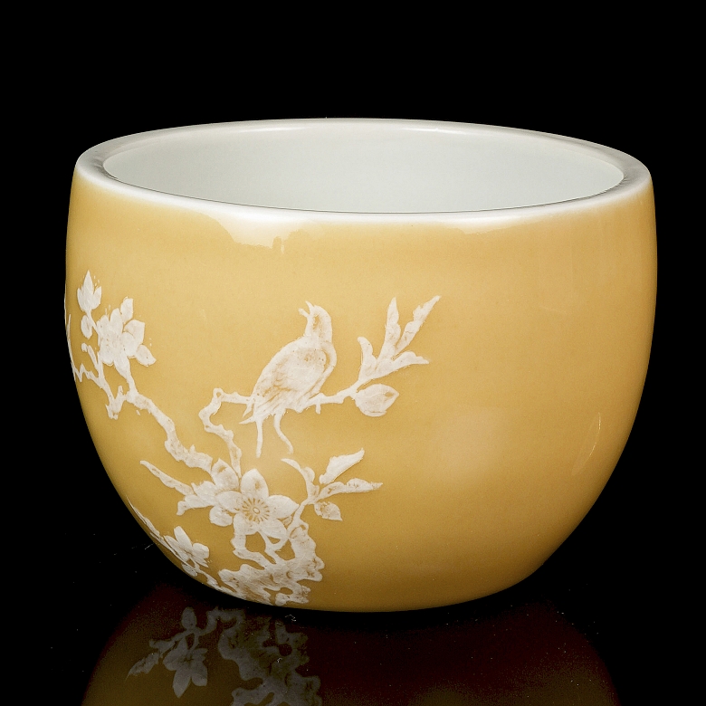 Vasija de porcelana con esmalte amarillo 
