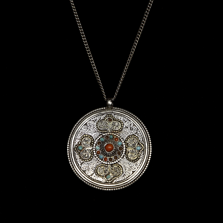Colgante de plata con incrustaciones, Tíbet, dinastía Qing - 1