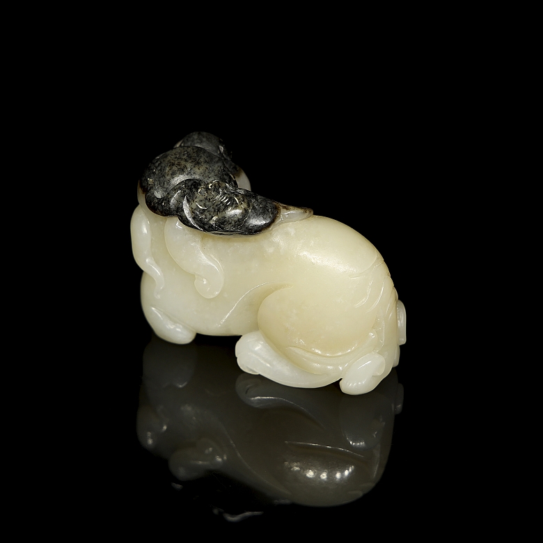 Carved jade figure ‘Beast with bat’, Qing dynasty - 4