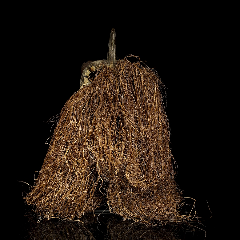 Máscara Kifwebe Songye con Traje de Rafia, R.D. del Congo, s.XX