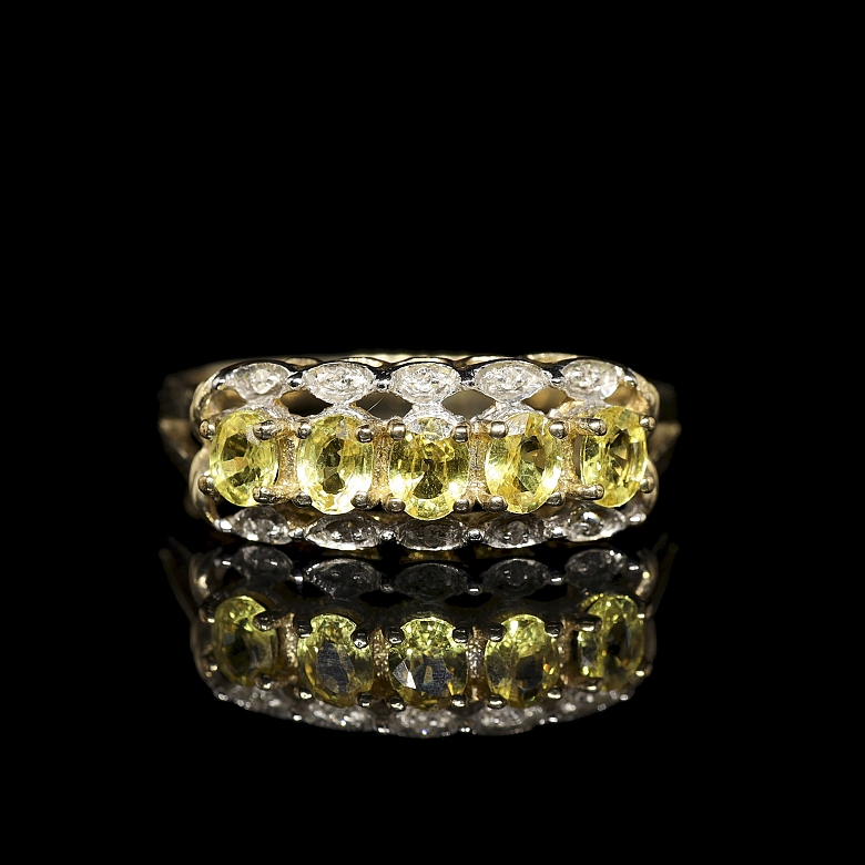 Anillo de oro amarillo de 9 kt con gemas amarillas y diamantes