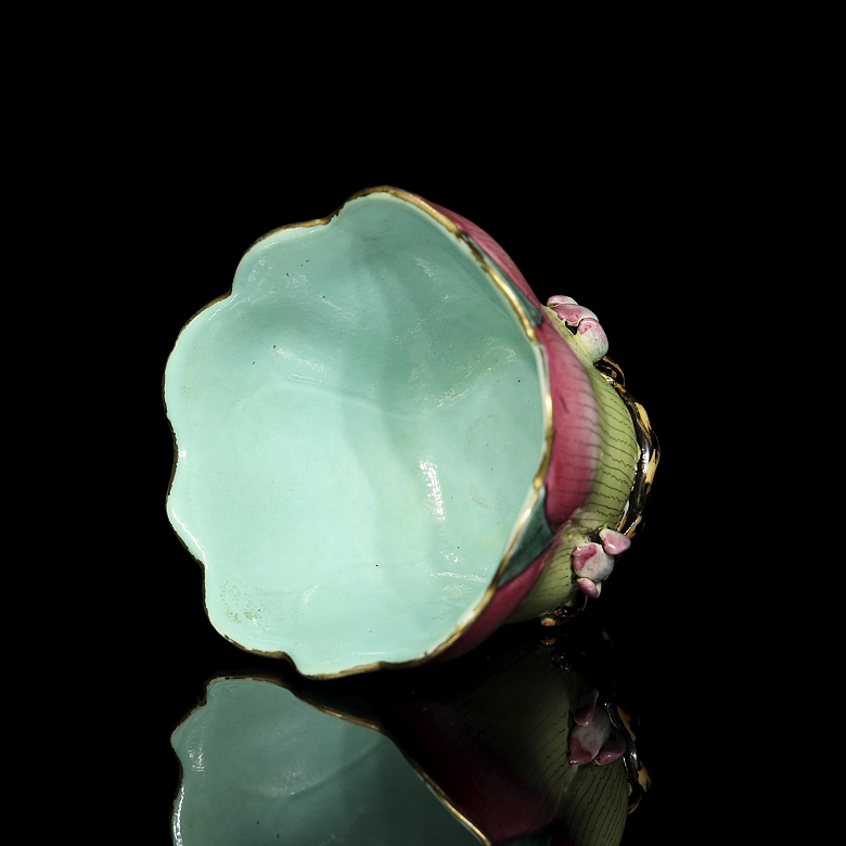 Pequeño cuenco de porcelana esmaltada “Flor”, con sello Qianlong