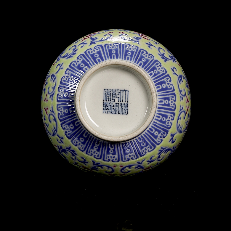 Jarrón de porcelana con esmalte familia rosa 