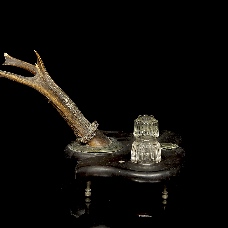 Escribanía victoriana de madera y asta de ciervo