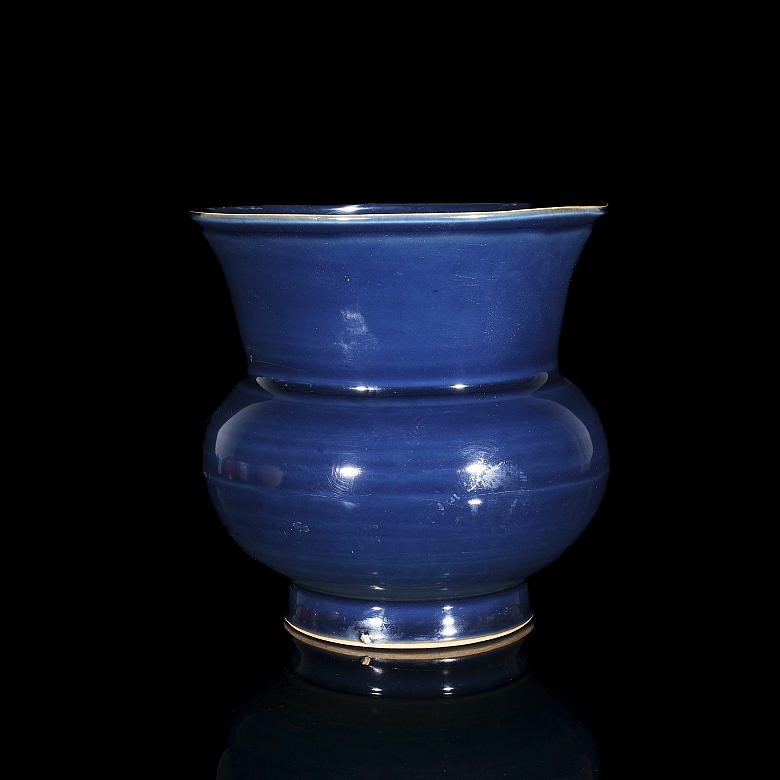 Recipiente de cerámica con esmalte azul, dinastía Ming