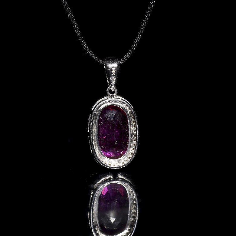 Colgante en oro blanco de 18k con rubí y diamantes