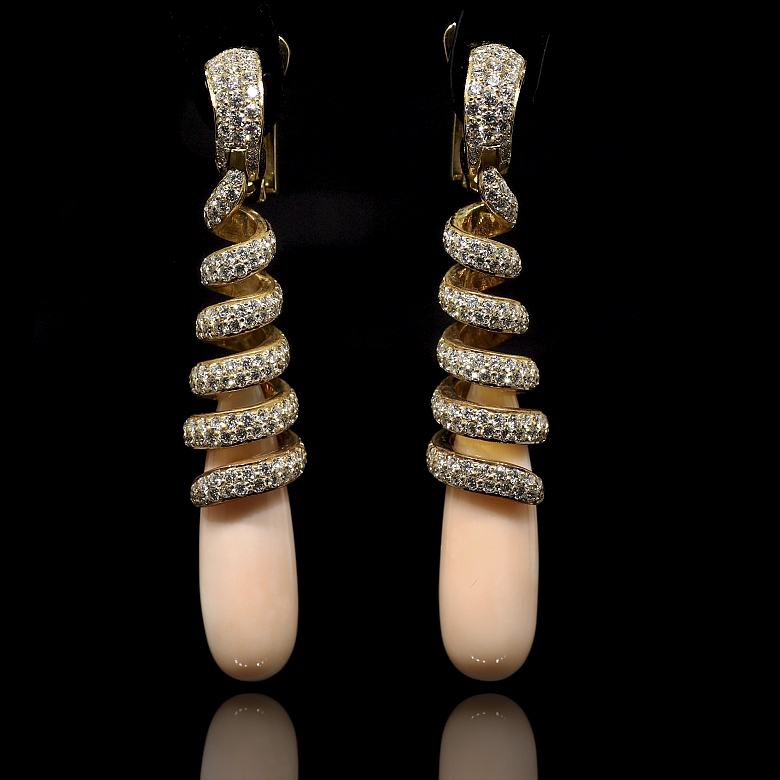 Pendientes largos de oro amarillo de 18K con diamantes y coral rosa